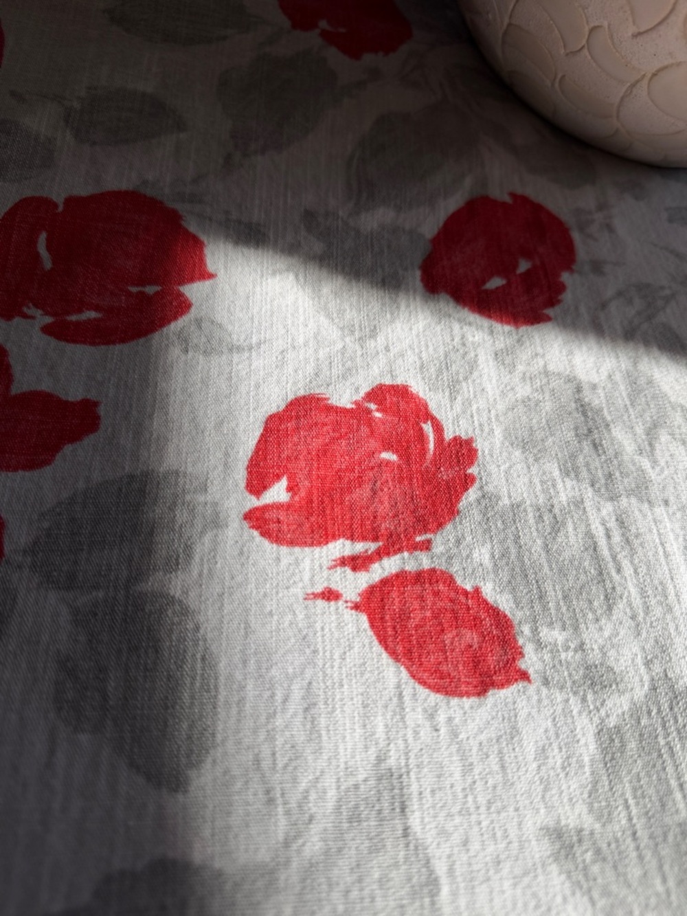 KATE SPADE GARDEN ROSE TABLECLOTH - Picture 6 of 9